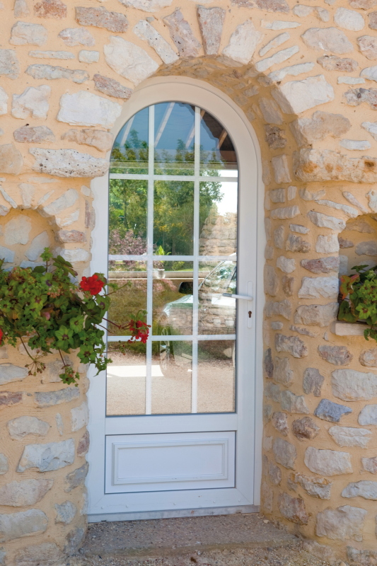 porte d'entrée plein cintre avec soubassement panneau et petits bois